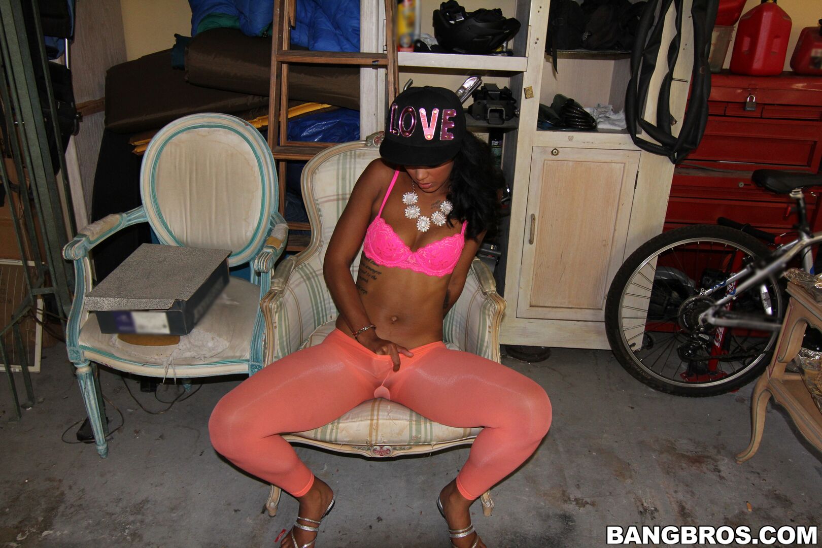 Sexy petite ebony knows to fuck