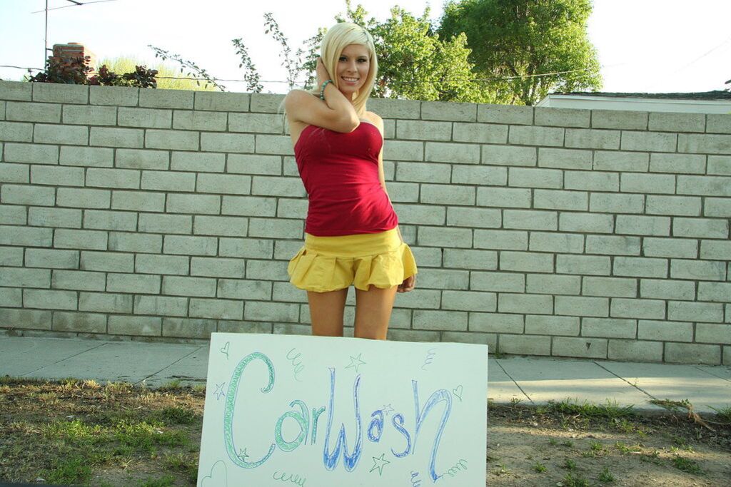 Cheer Leader Kinzie Marie Sucks Massive Cock