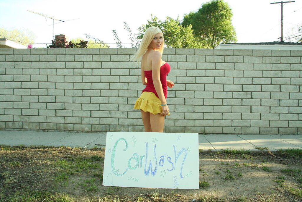 Cheer Leader Kinzie Marie Sucks Massive Cock