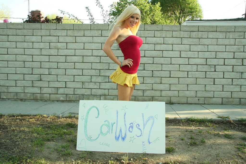 Cheer Leader Kinzie Marie Sucks Massive Cock