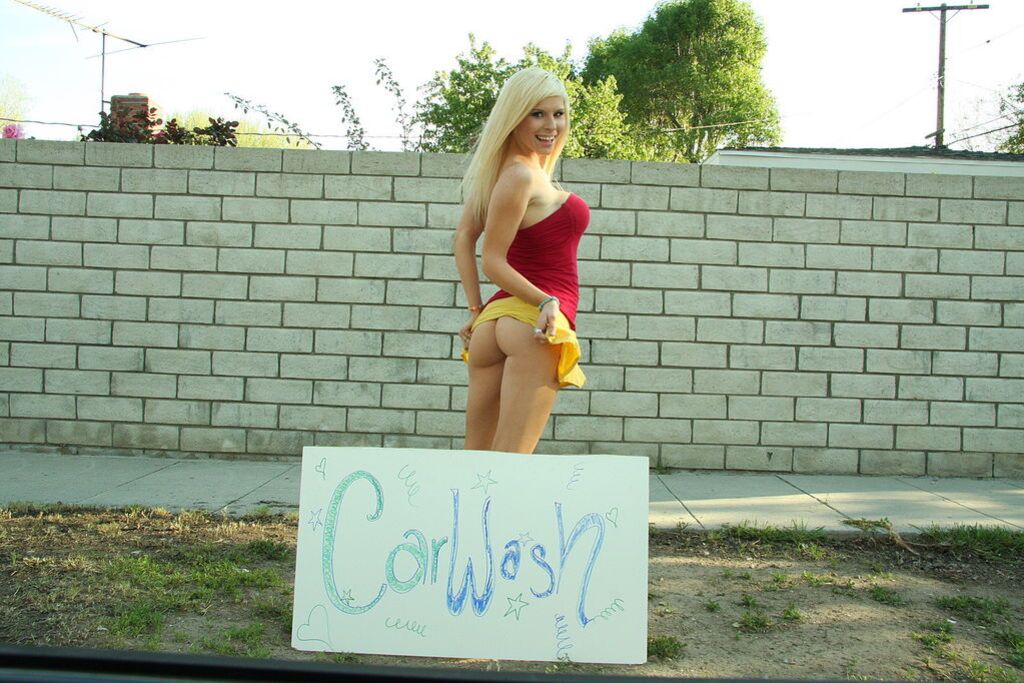 Cheer Leader Kinzie Marie Sucks Massive Cock