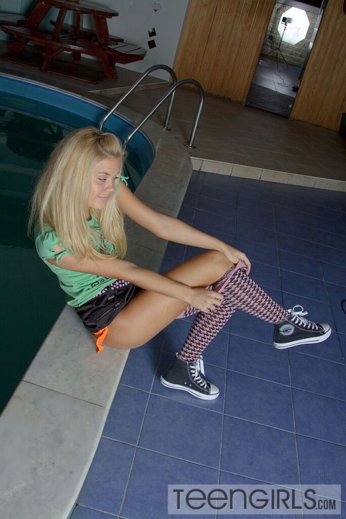 Juicy Blonde Teen Pixie Buffy Pleasures Her Juicy Twat