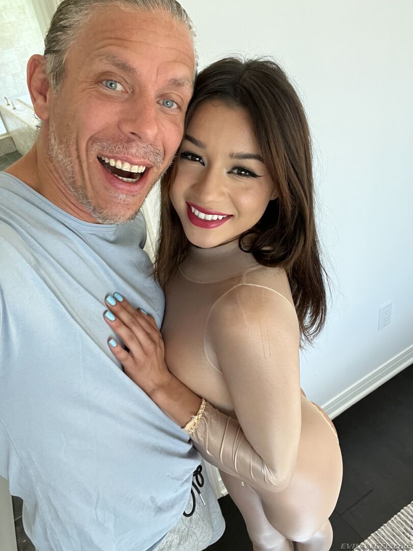 Mickey Violet: Deepthroat & Creampie!