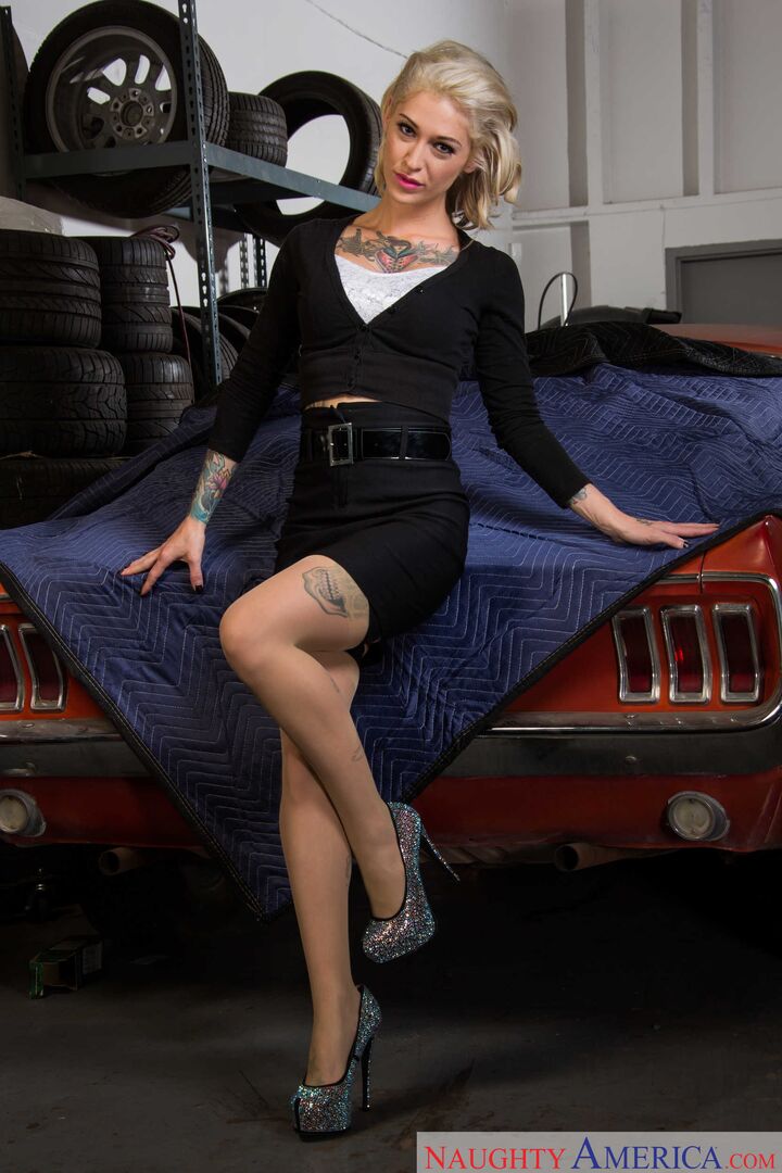 Kleio Valentien fucking in the floor with her tits
