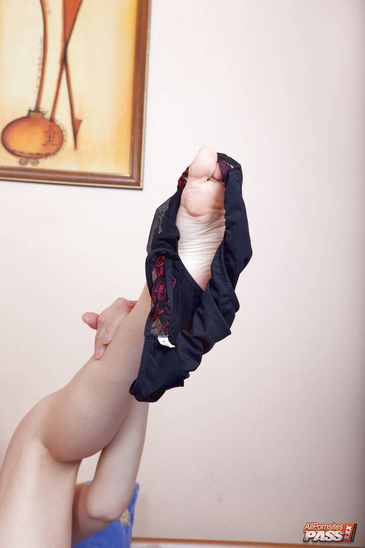 Hirsute Strus plays with dildo