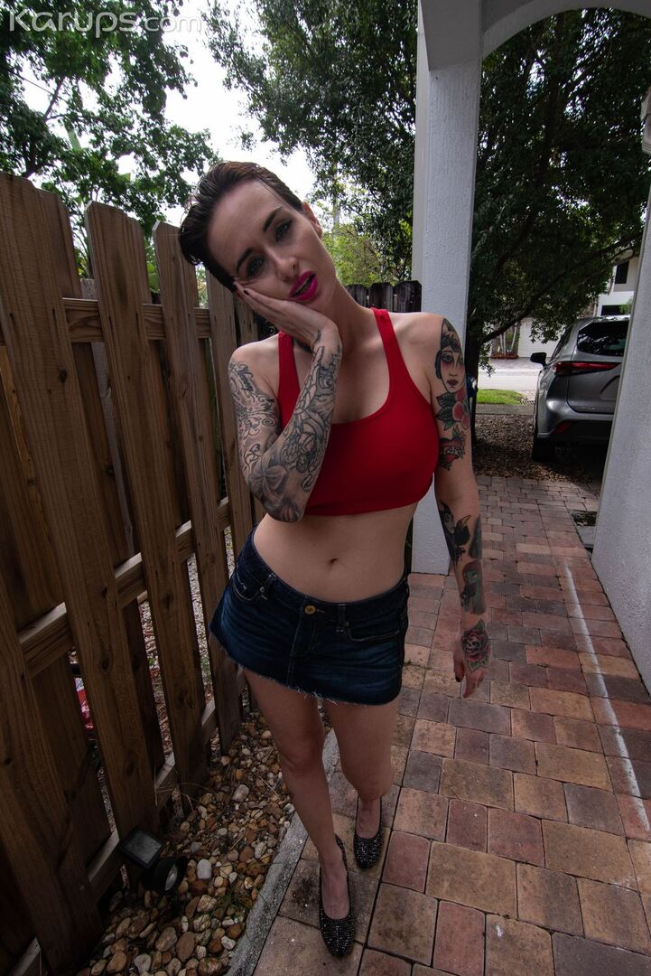 BUXOM BITCH DELIVERS