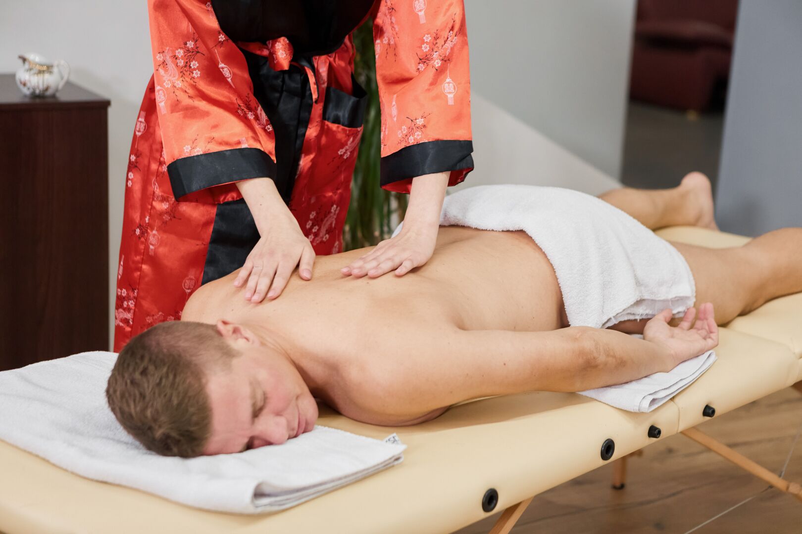 Dude pleases a hot masseuse