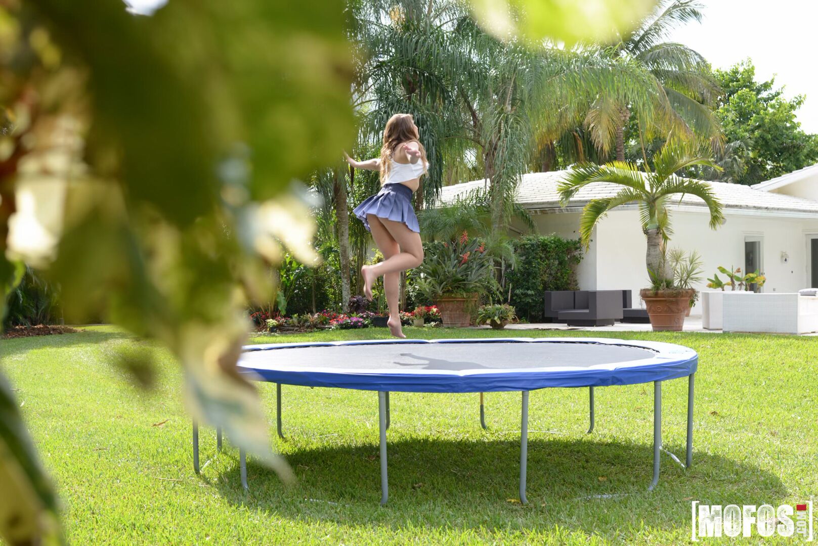 Big Tit Babe Twerks on Trampoline