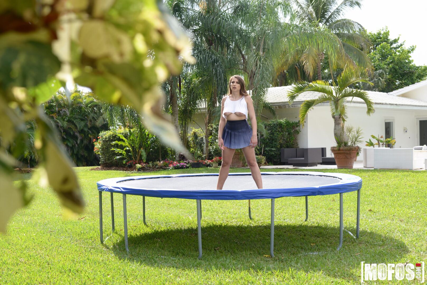 Big Tit Babe Twerks on Trampoline