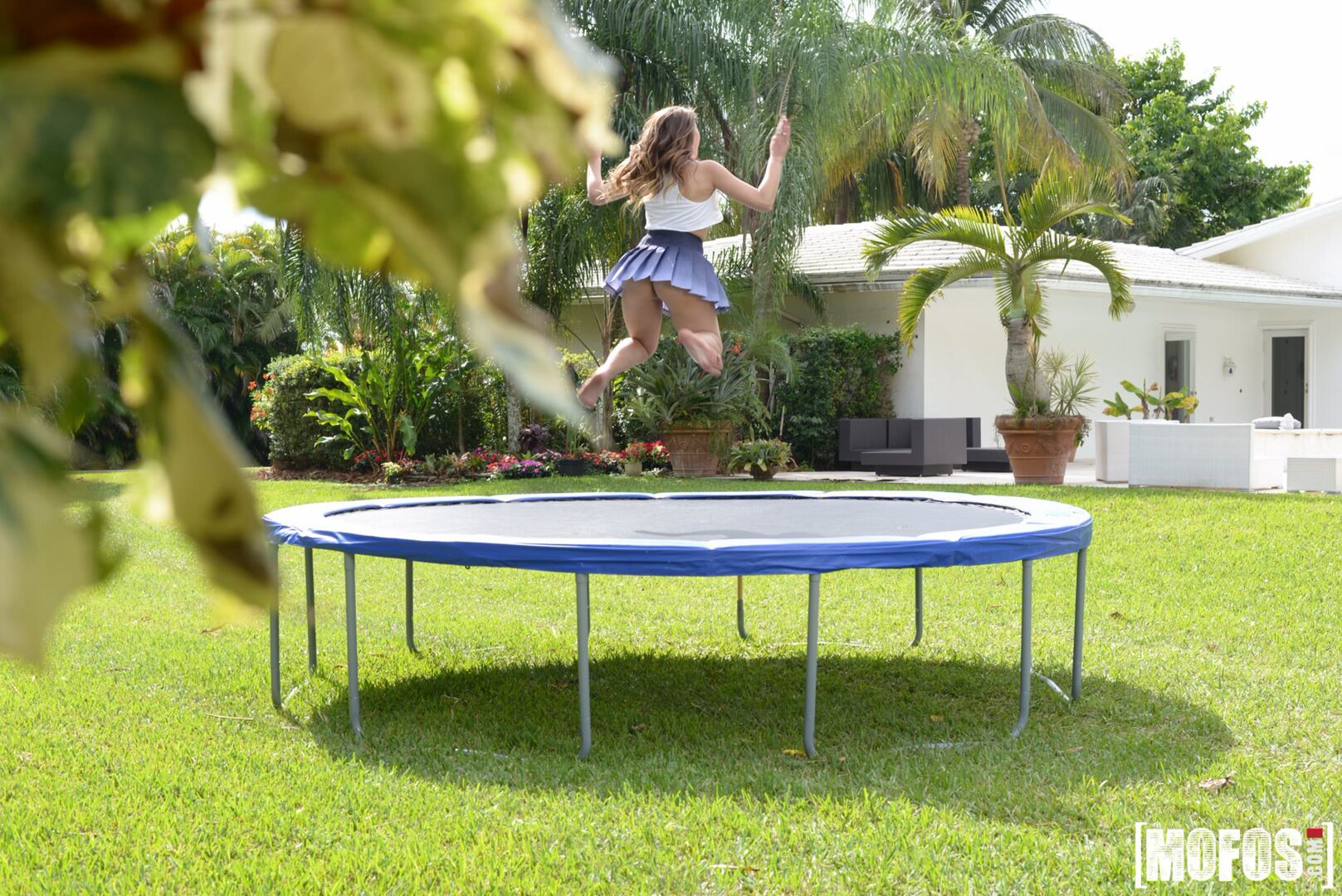 Big Tit Babe Twerks on Trampoline