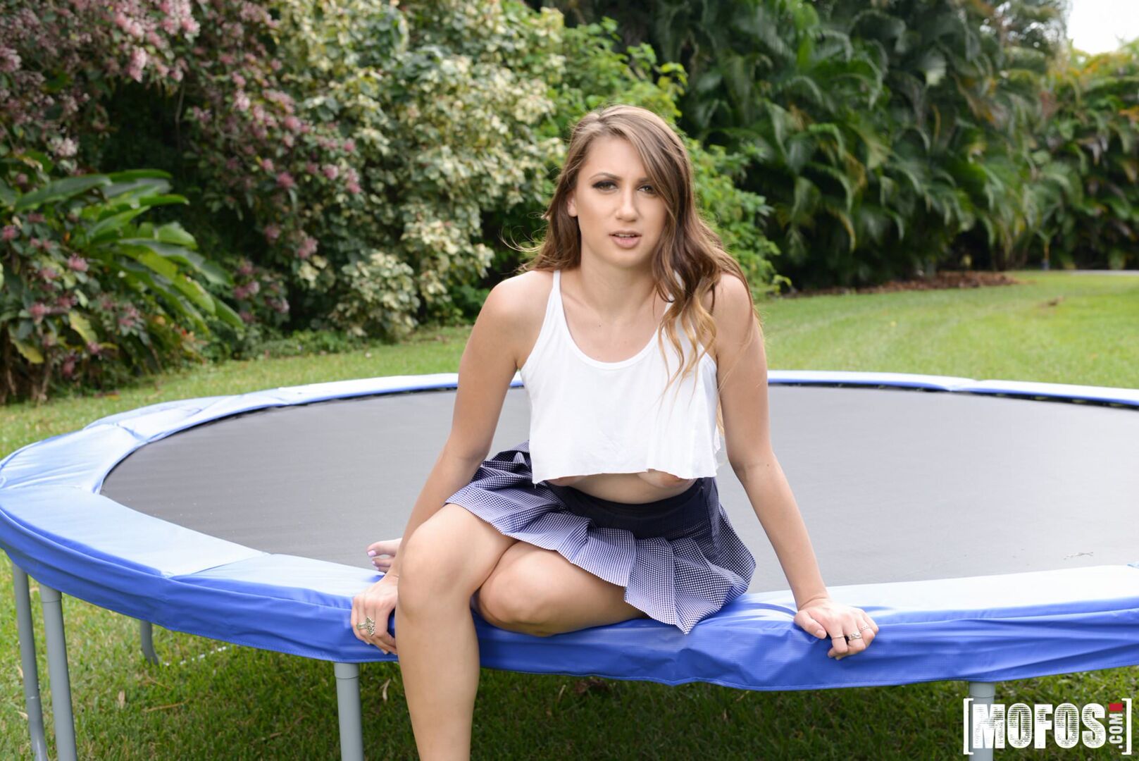 Big Tit Babe Twerks on Trampoline