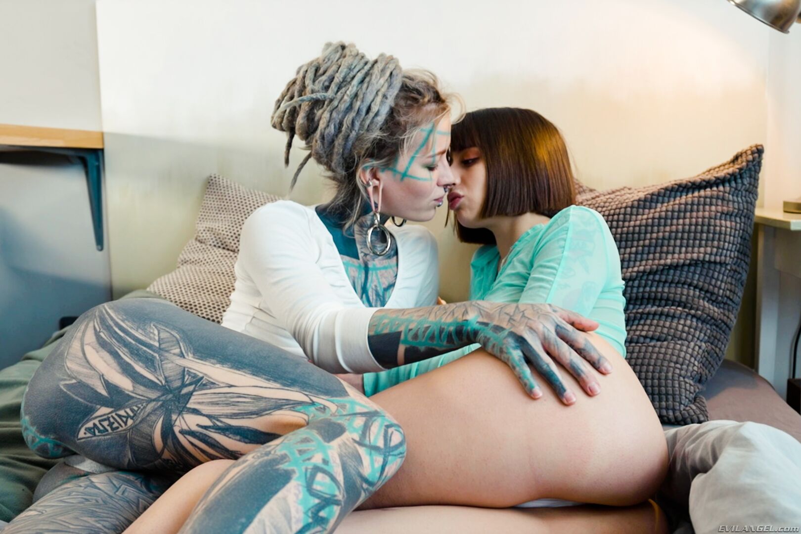 Anuskatzz & Silvia: Anal Gaping Threesome!