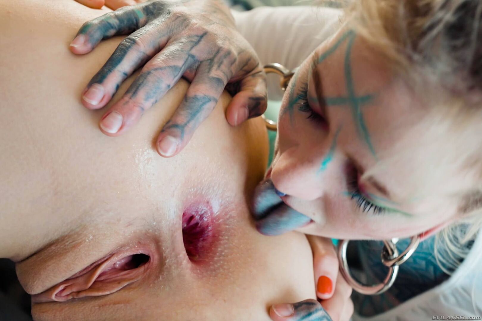 Anuskatzz & Silvia: Anal Gaping Threesome!