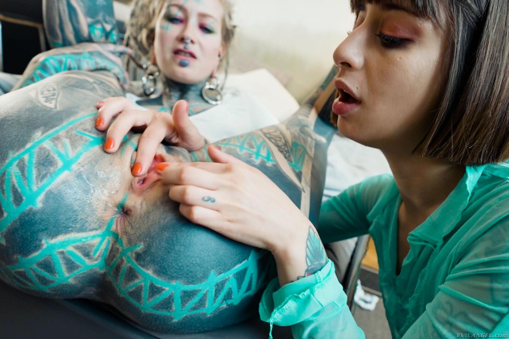 Anuskatzz & Silvia: Anal Gaping Threesome!