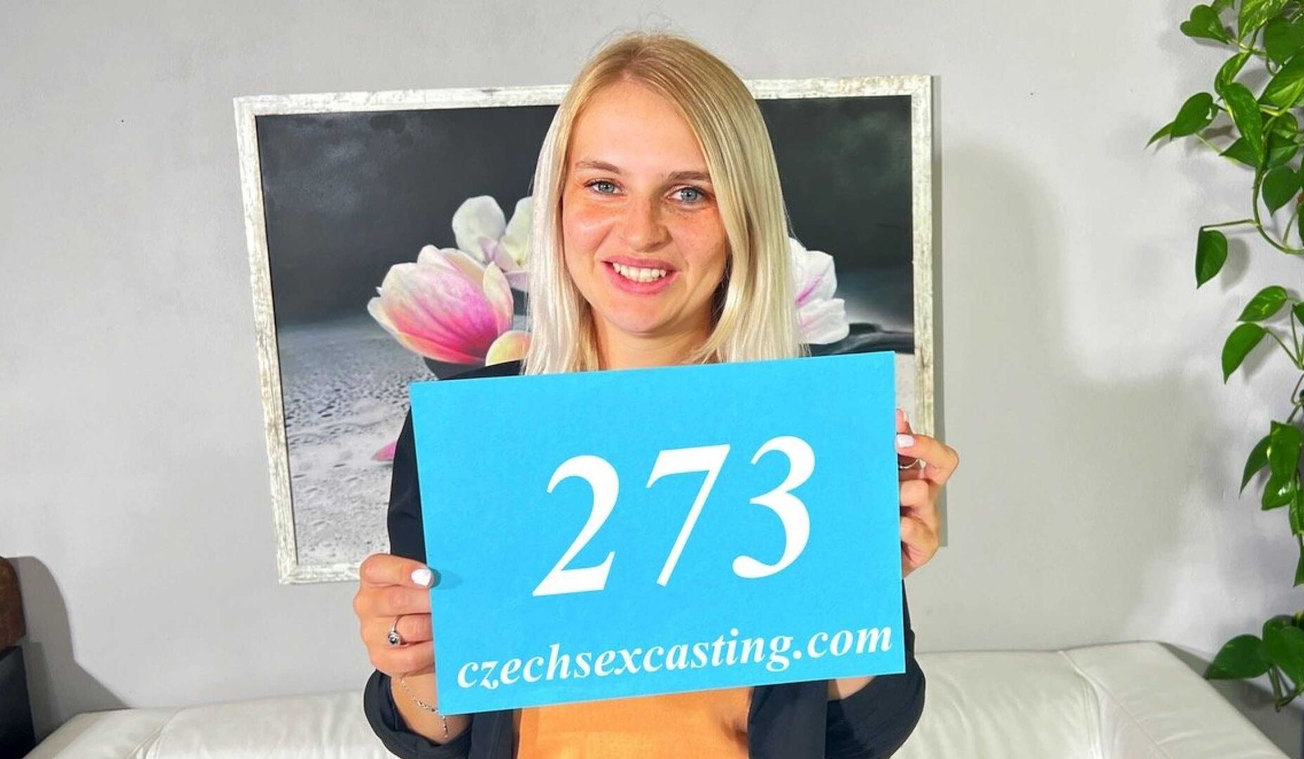 Czech sexy blonde loves swingers party