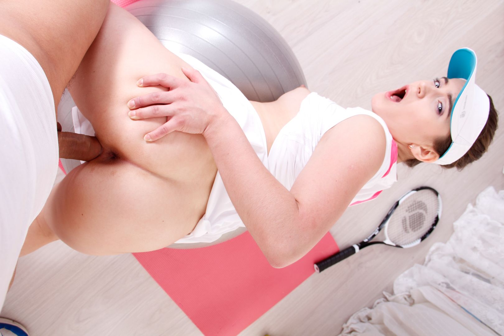 Personal coach gives sexy babe a spicy workout