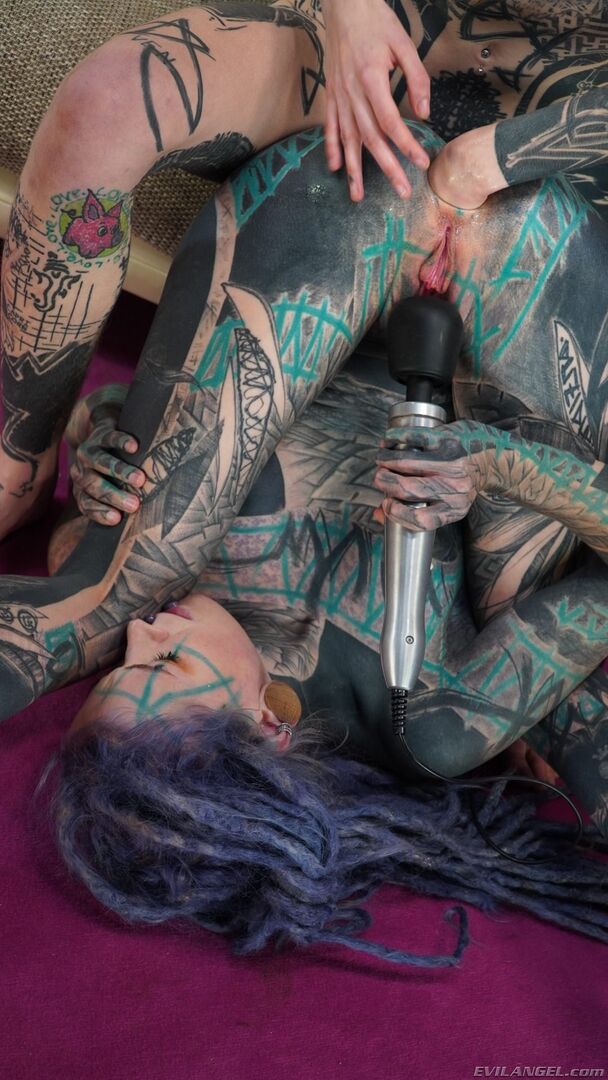 Anuskatzz & Ceci Milkymouzz : Anal Fisting!