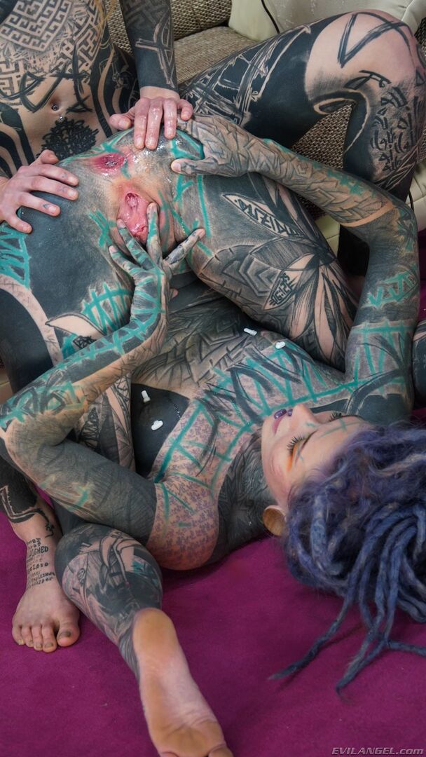 Anuskatzz & Ceci Milkymouzz : Anal Fisting!