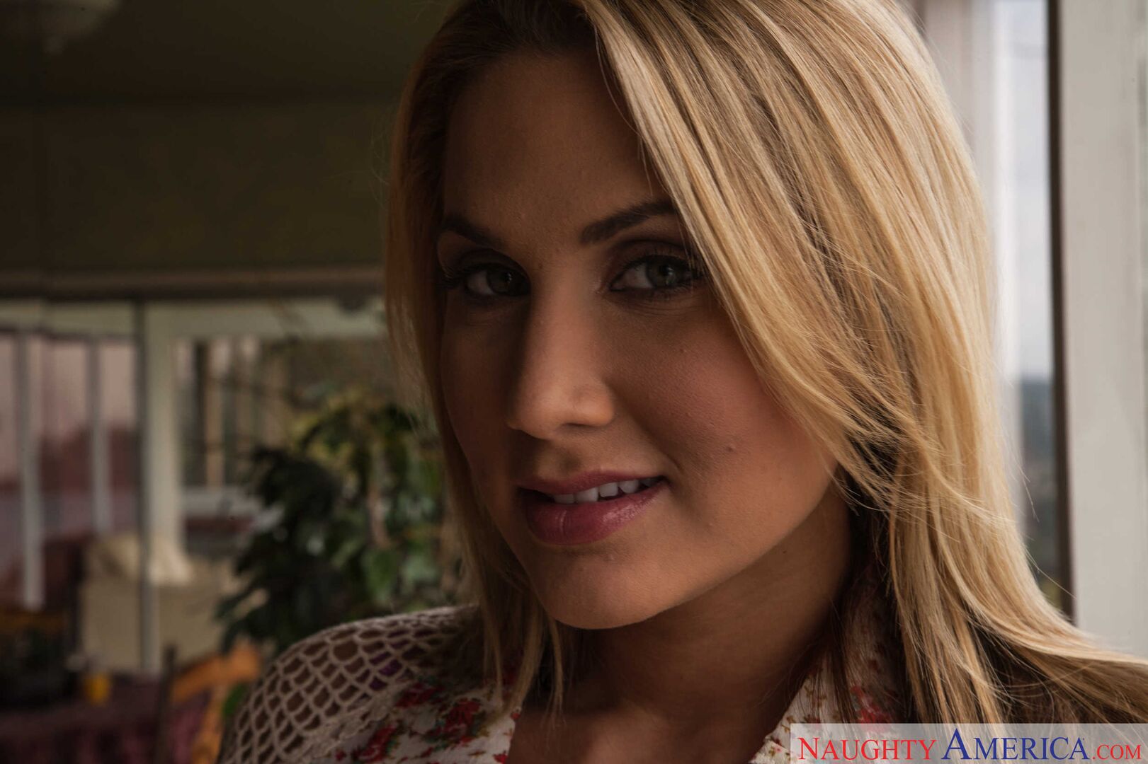 Alanah Rae fucking in the couch with her bubble butt