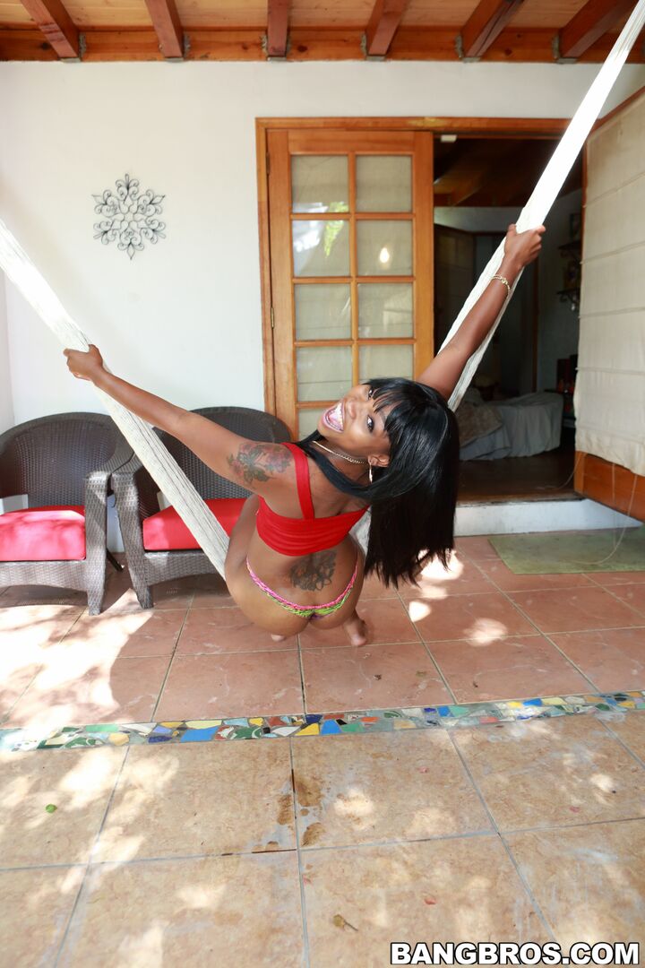 Ebony big butt loves getting dick