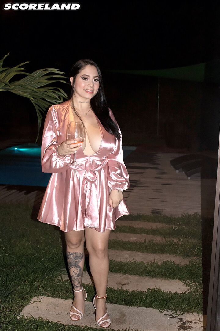 KIM VELEZ LIKES IT LIKE THAT AT SCORELAND