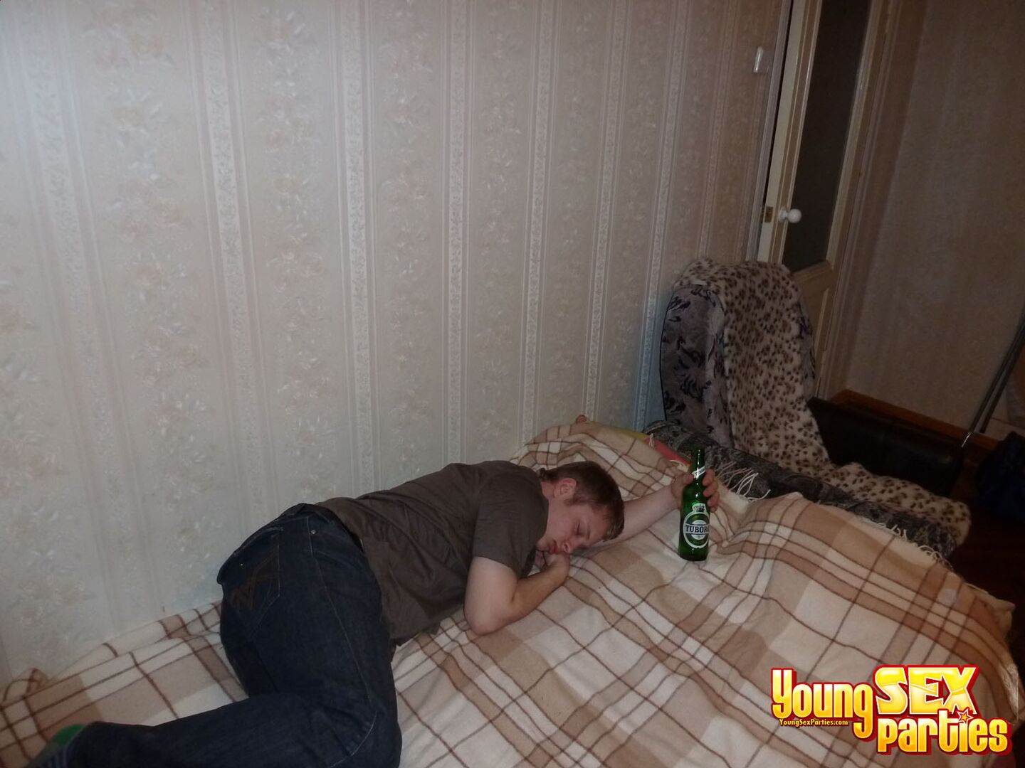SLEEPING GUY MISSES A GREAT THREESOME