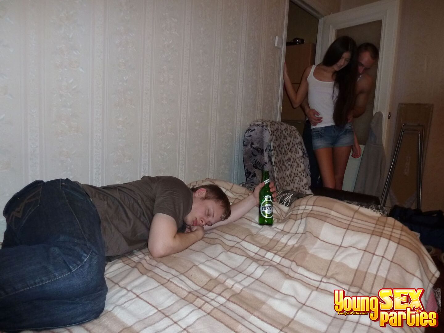 SLEEPING GUY MISSES A GREAT THREESOME