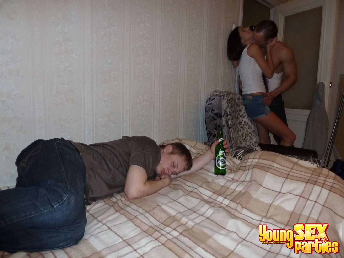 SLEEPING GUY MISSES A GREAT THREESOME