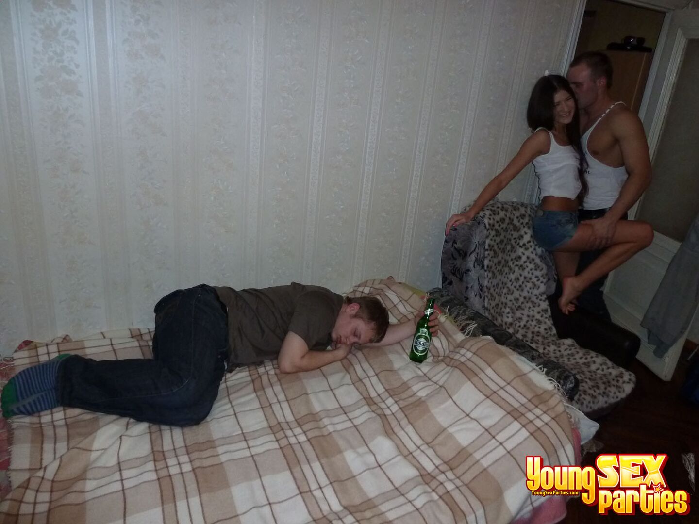 SLEEPING GUY MISSES A GREAT THREESOME