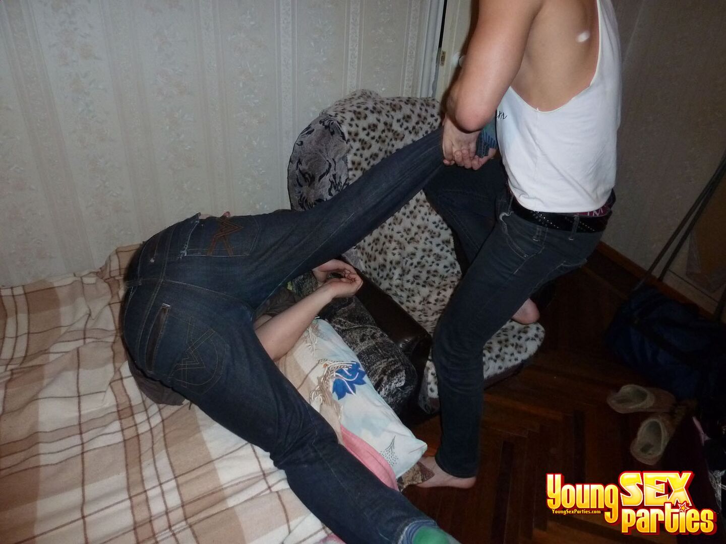 SLEEPING GUY MISSES A GREAT THREESOME