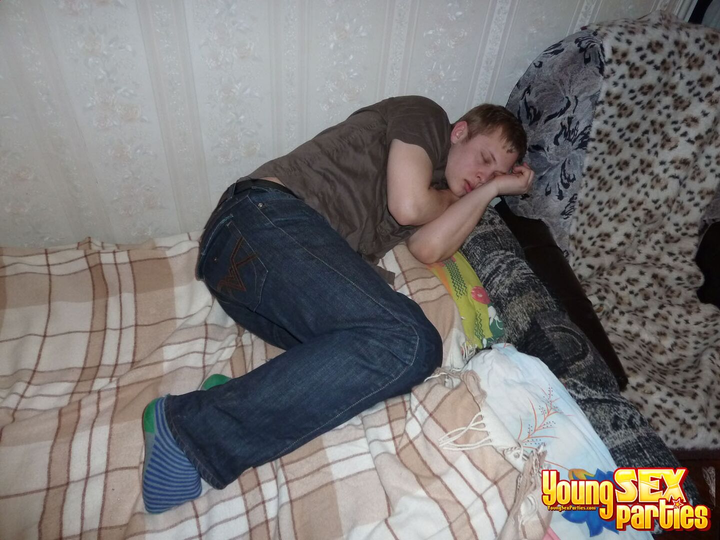 SLEEPING GUY MISSES A GREAT THREESOME