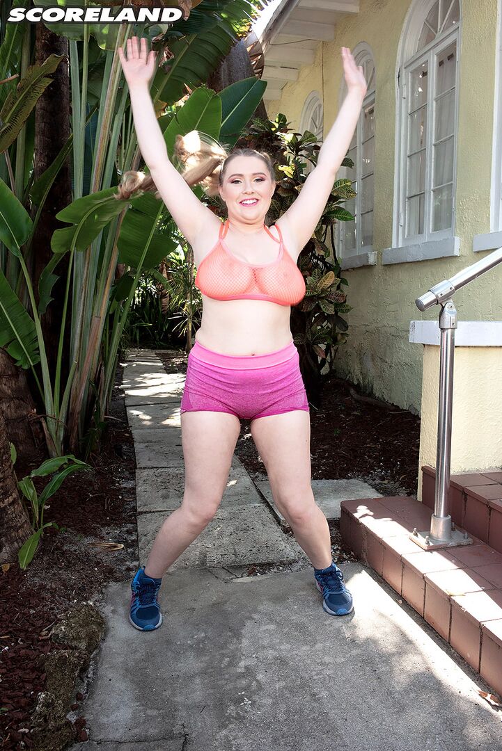 SEXERCISING WITH BUSTY EMMA SHAY