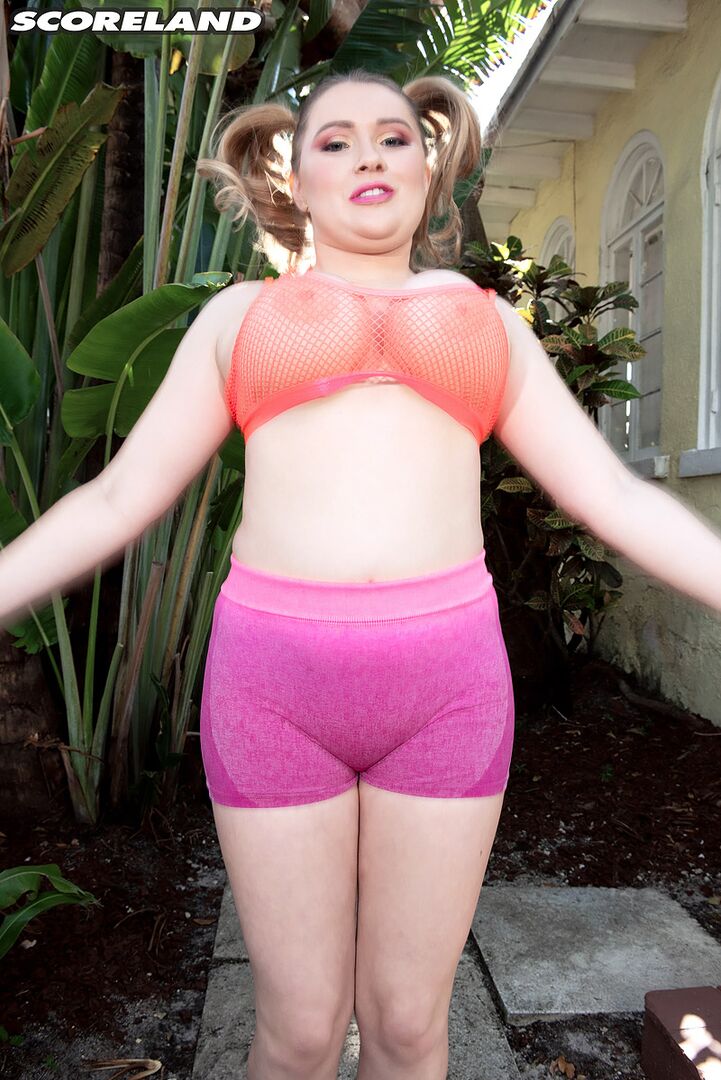 SEXERCISING WITH BUSTY EMMA SHAY