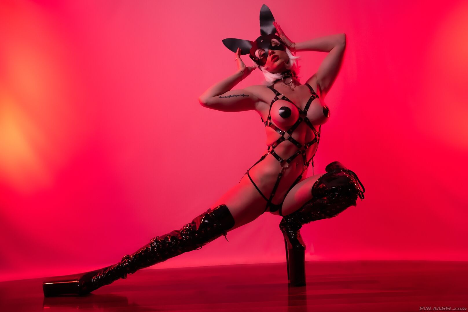 Kinky Scarlet Fills Her Guts