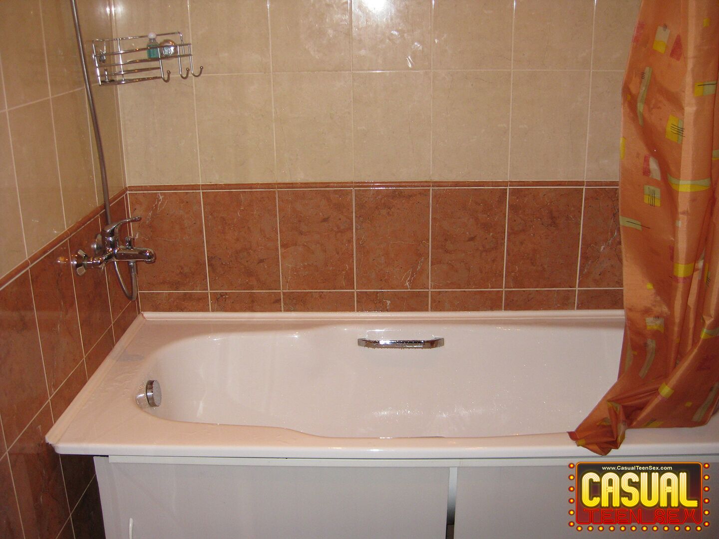 TEENS FUCK IN A BATHROOM