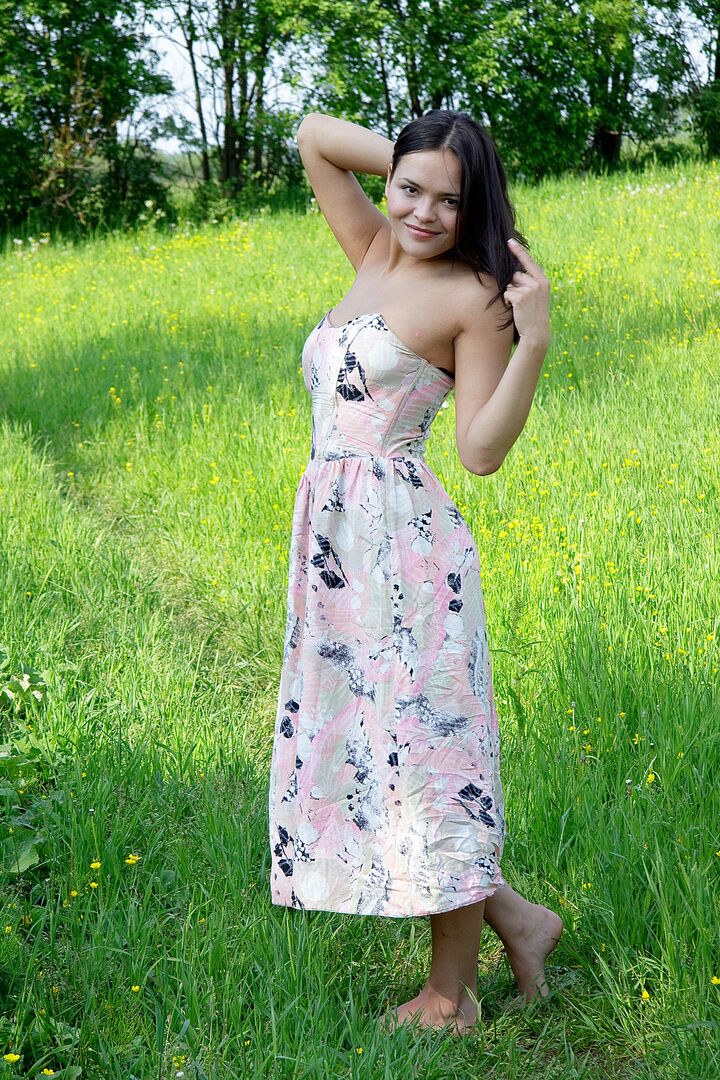 Felicia Lifts Up Skirt to Expose Her Cute Teen Ass!