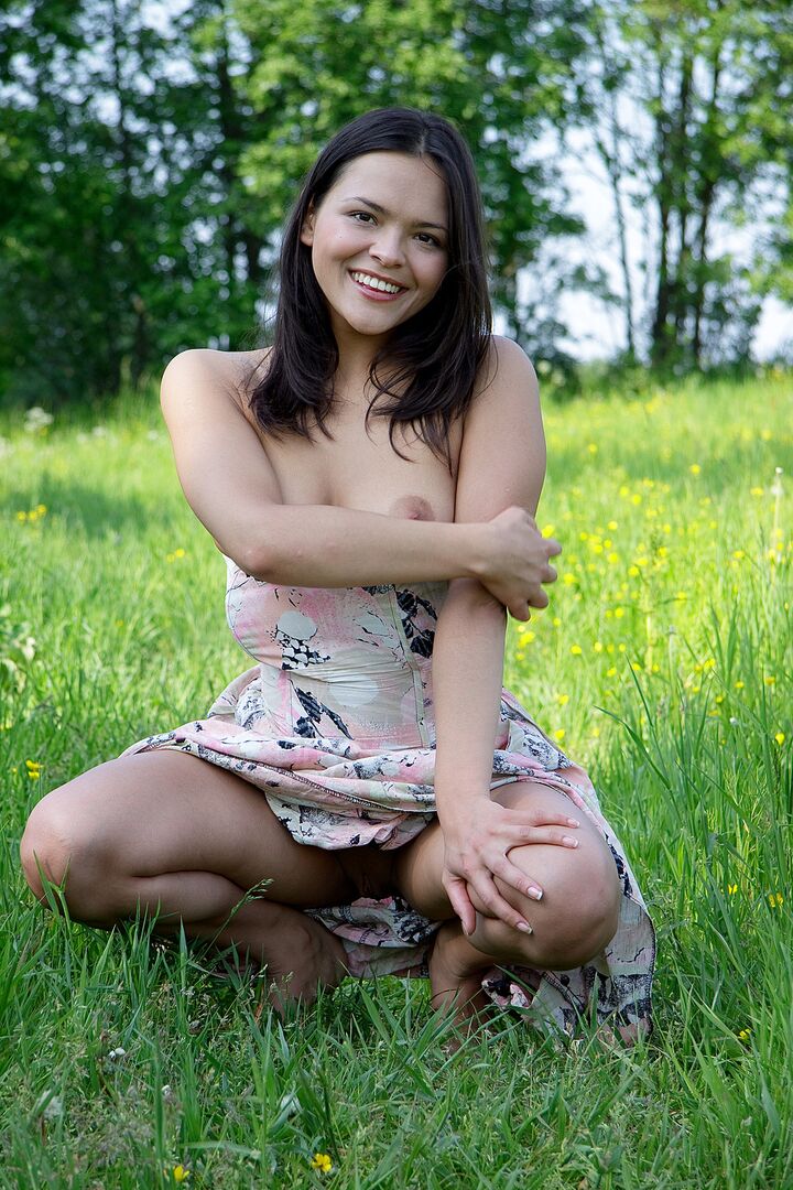 Felicia Lifts Up Skirt to Expose Her Cute Teen Ass!