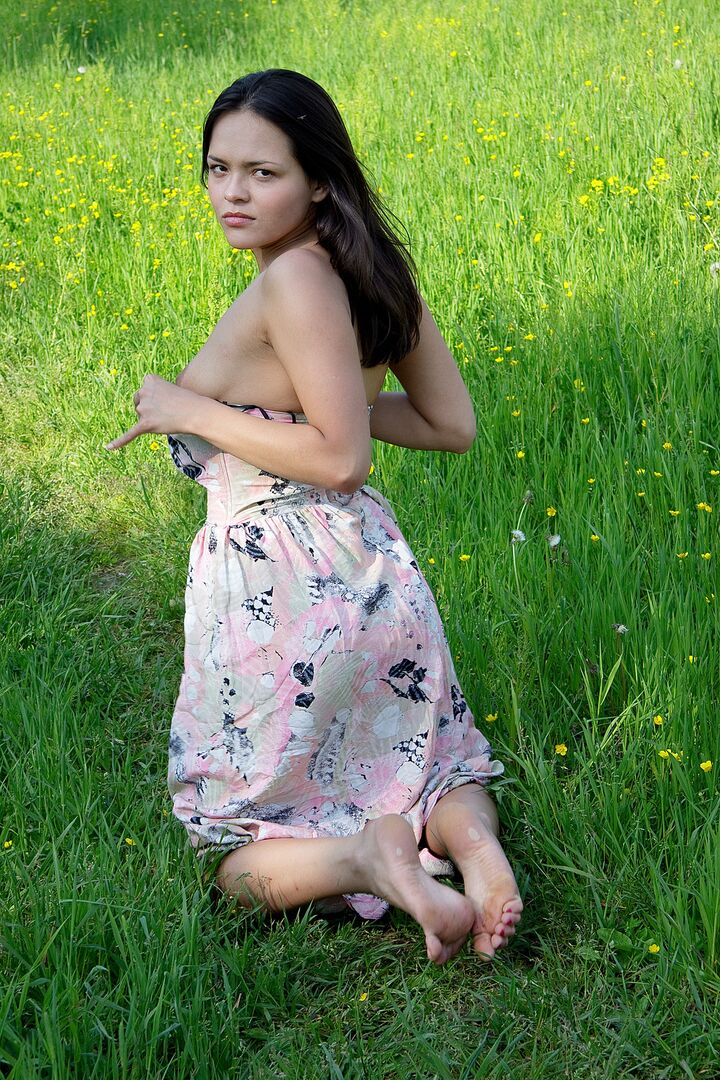 Felicia Lifts Up Skirt to Expose Her Cute Teen Ass!