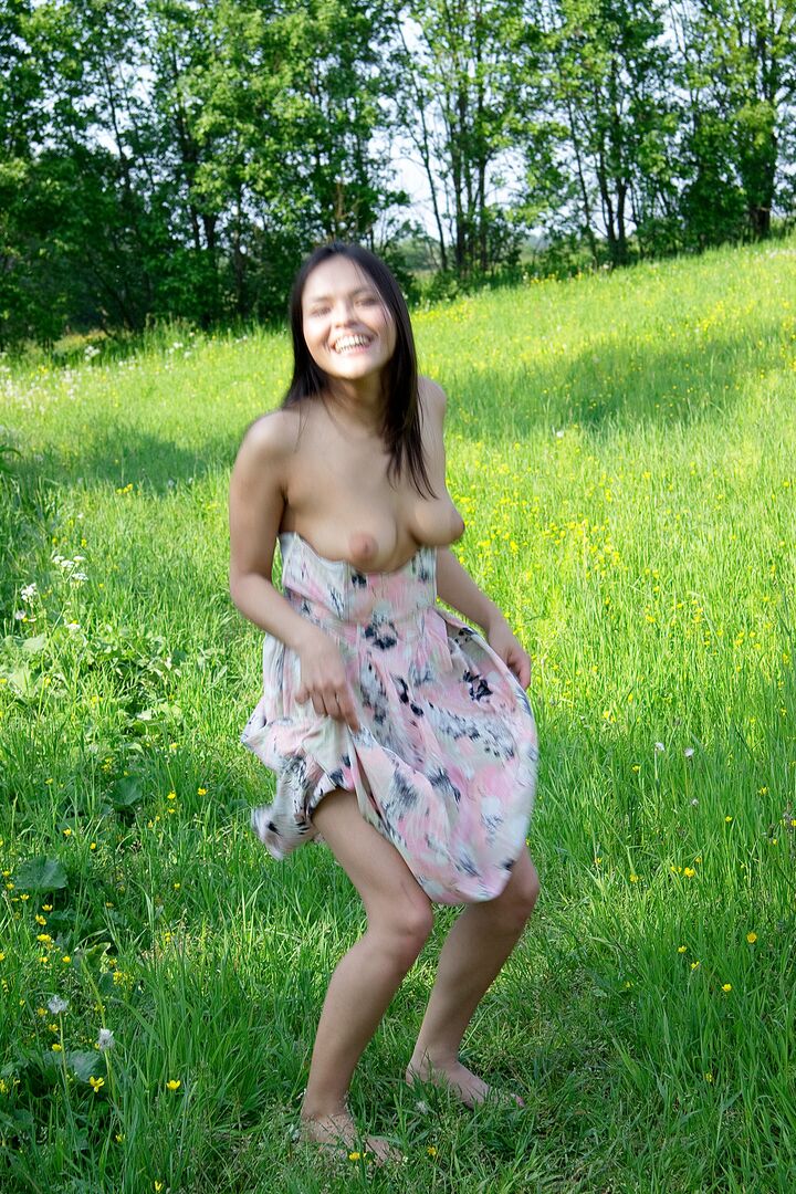 Felicia Lifts Up Skirt to Expose Her Cute Teen Ass!