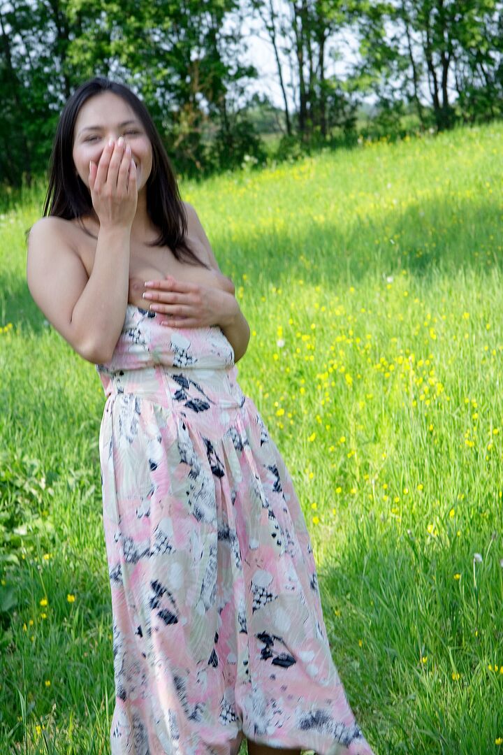 Felicia Lifts Up Skirt to Expose Her Cute Teen Ass!