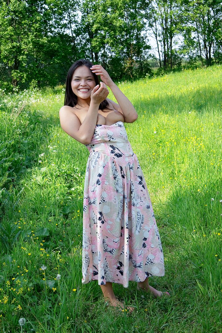 Felicia Lifts Up Skirt to Expose Her Cute Teen Ass!