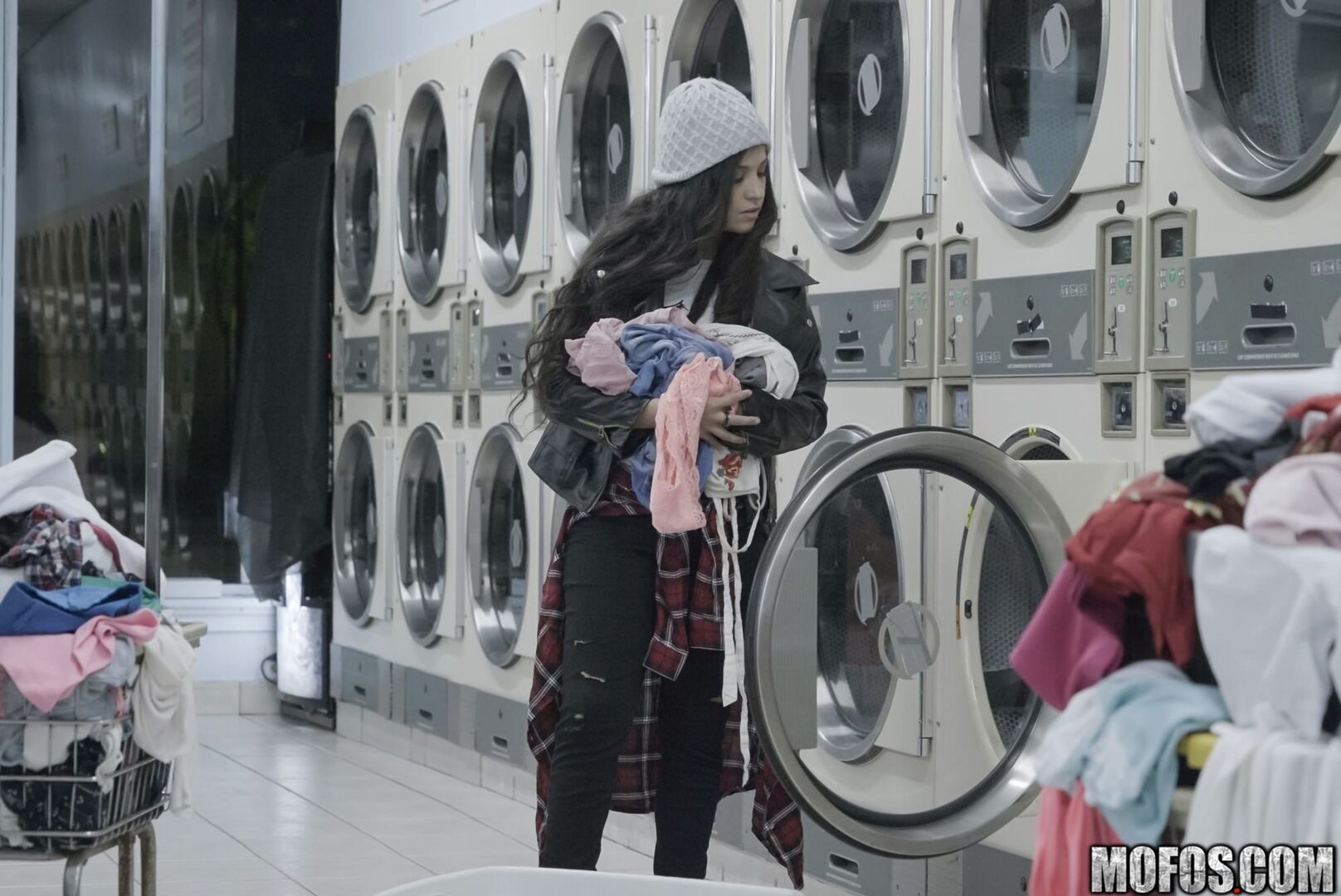 Latina Gets Facial In Laundromat