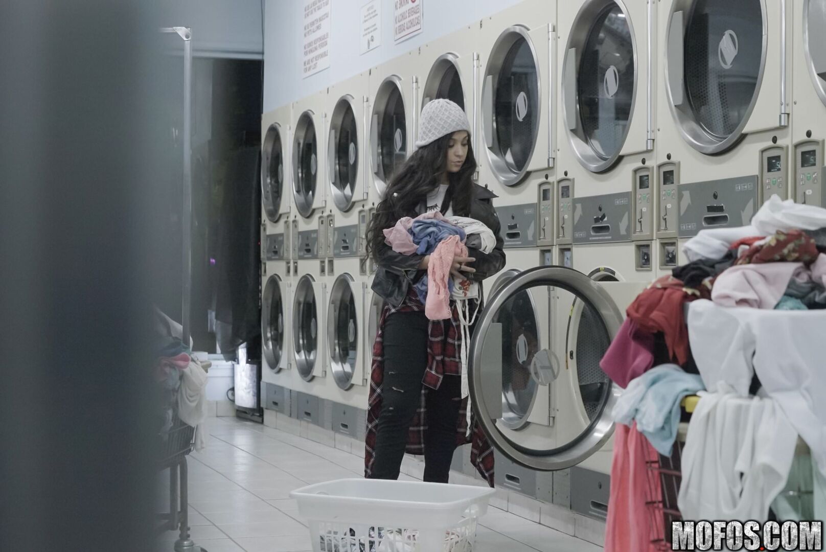 Latina Gets Facial In Laundromat