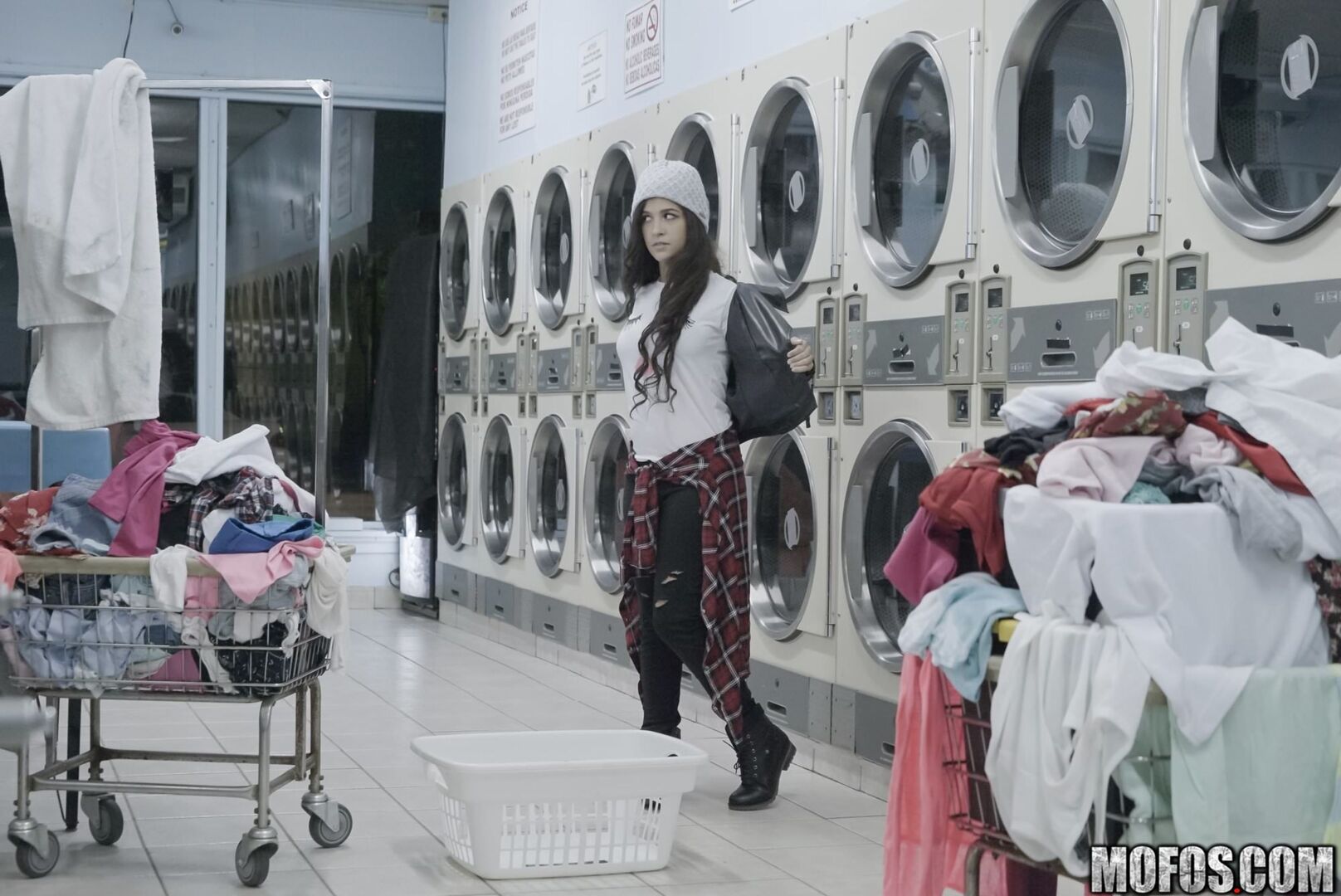 Latina Gets Facial In Laundromat