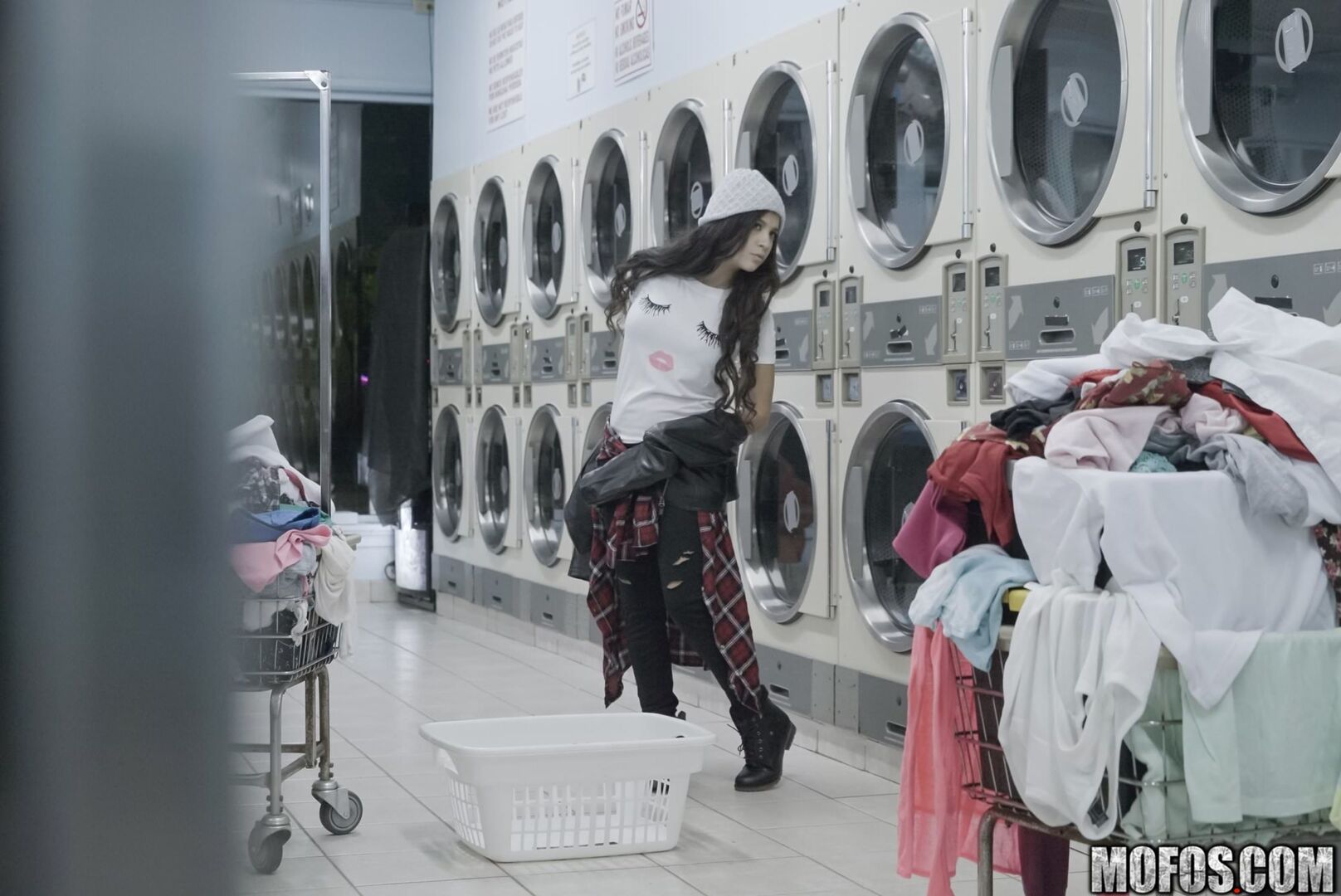 Latina Gets Facial In Laundromat