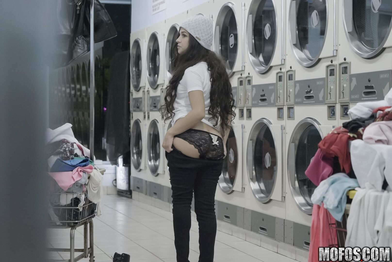 Latina Gets Facial In Laundromat