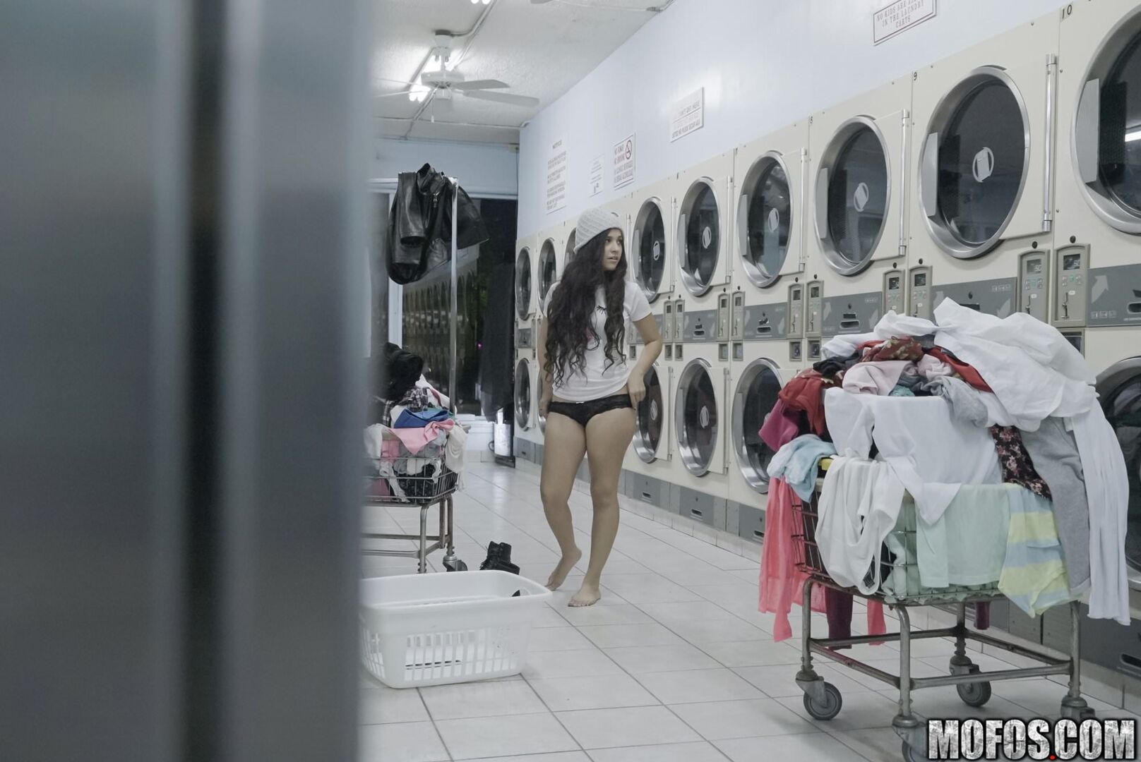 Latina Gets Facial In Laundromat