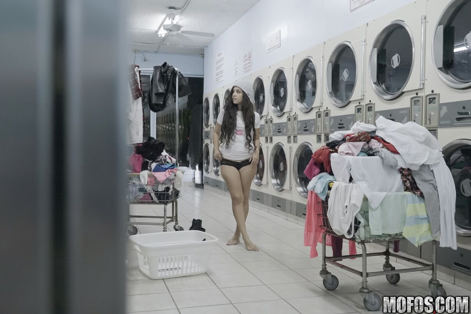 Latina Gets Facial In Laundromat