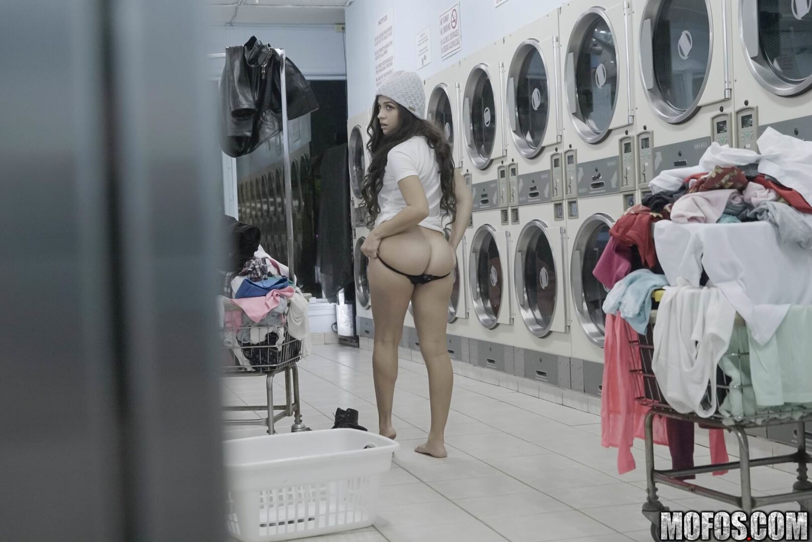 Latina Gets Facial In Laundromat