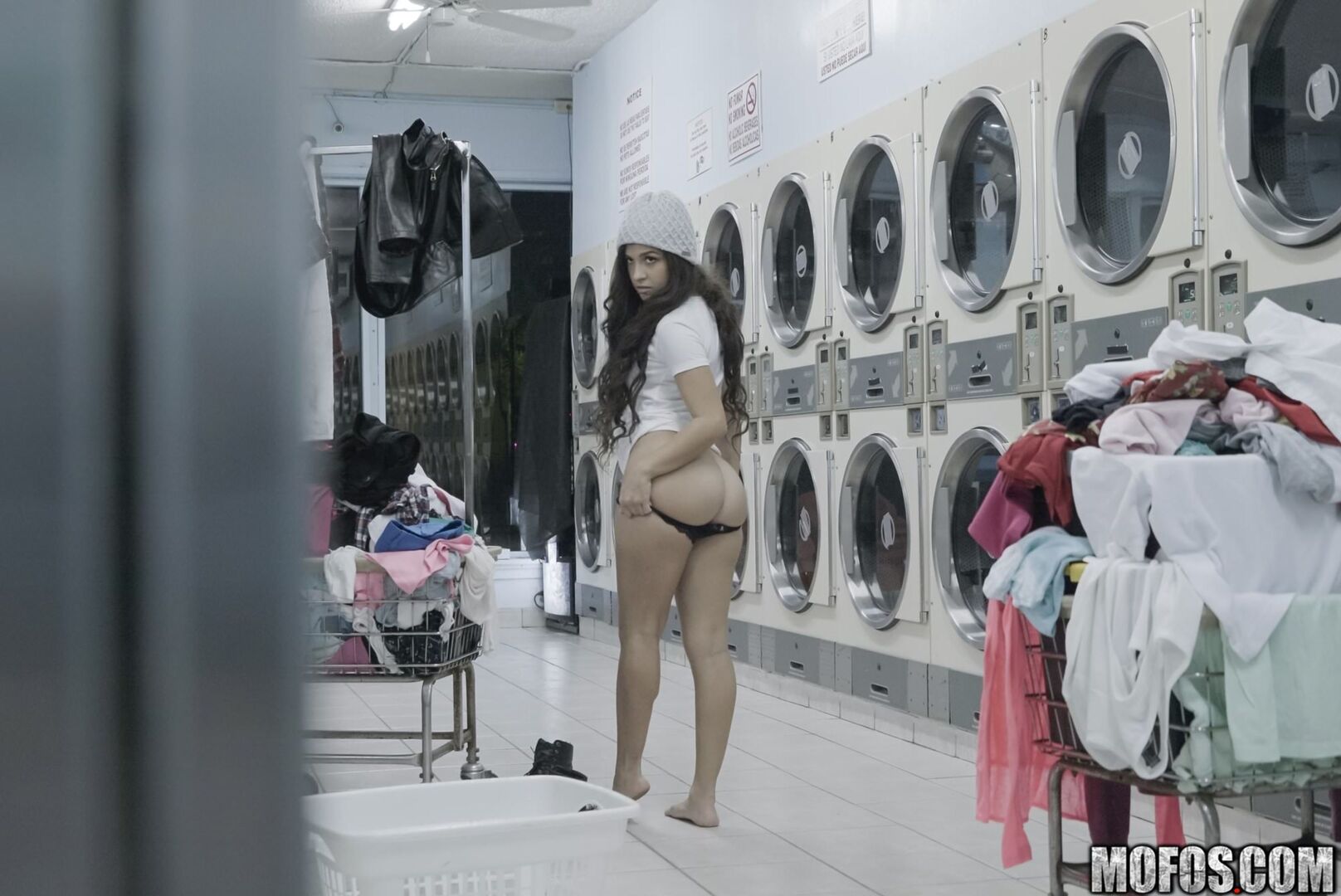 Latina Gets Facial In Laundromat
